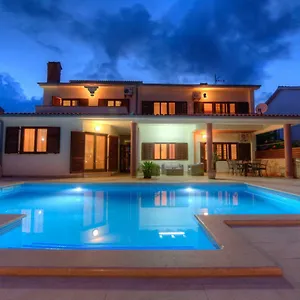 Ferienhaus Komel With Pool, Fažana